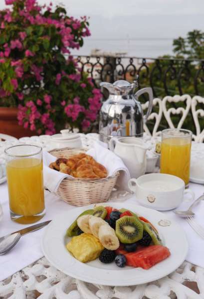 Amenities include Continental Breakfast fresh pastries, fruit plate, coffee and fresh squeezed orange juice.